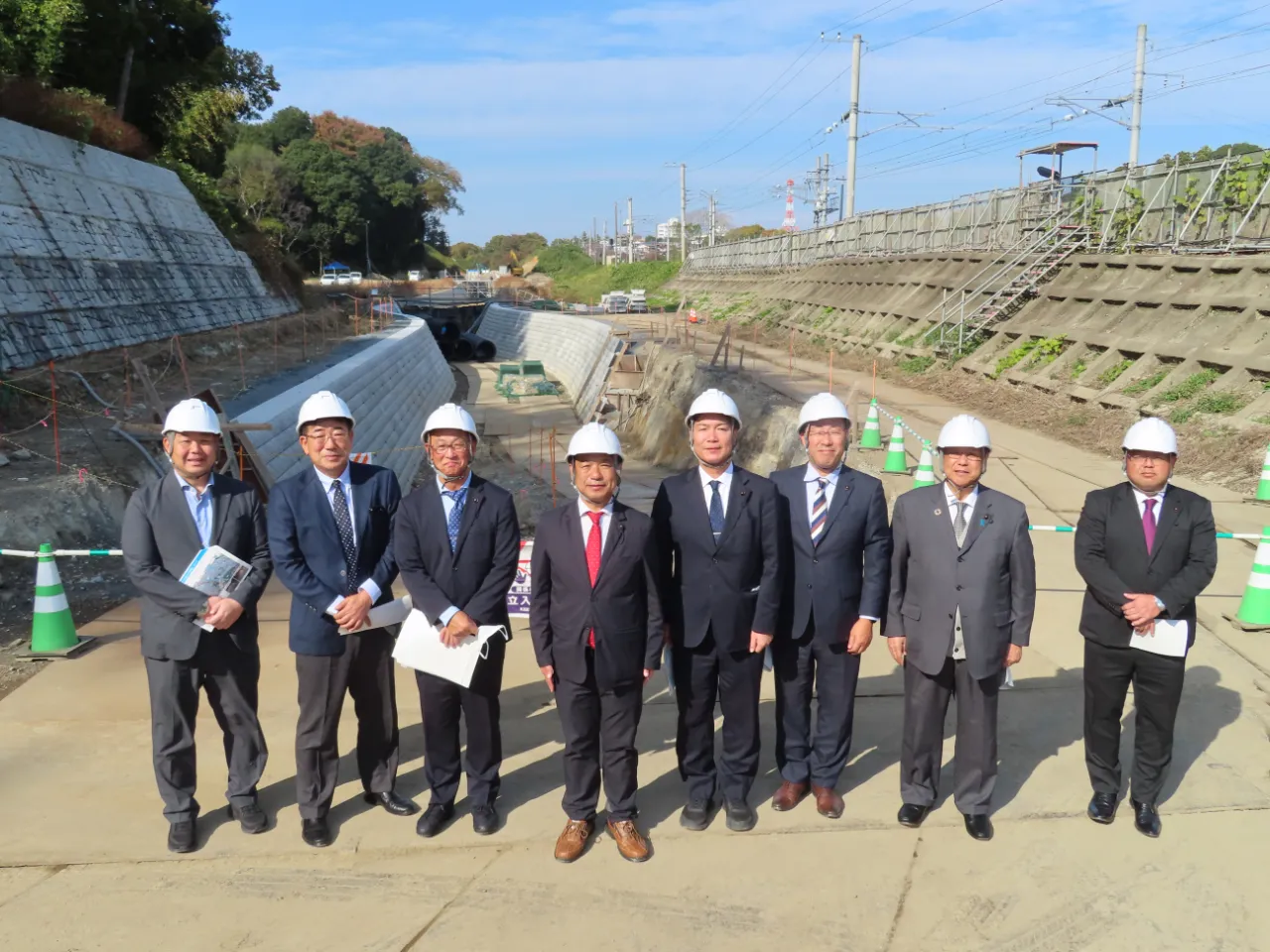 工事現場を視察する委員の様子