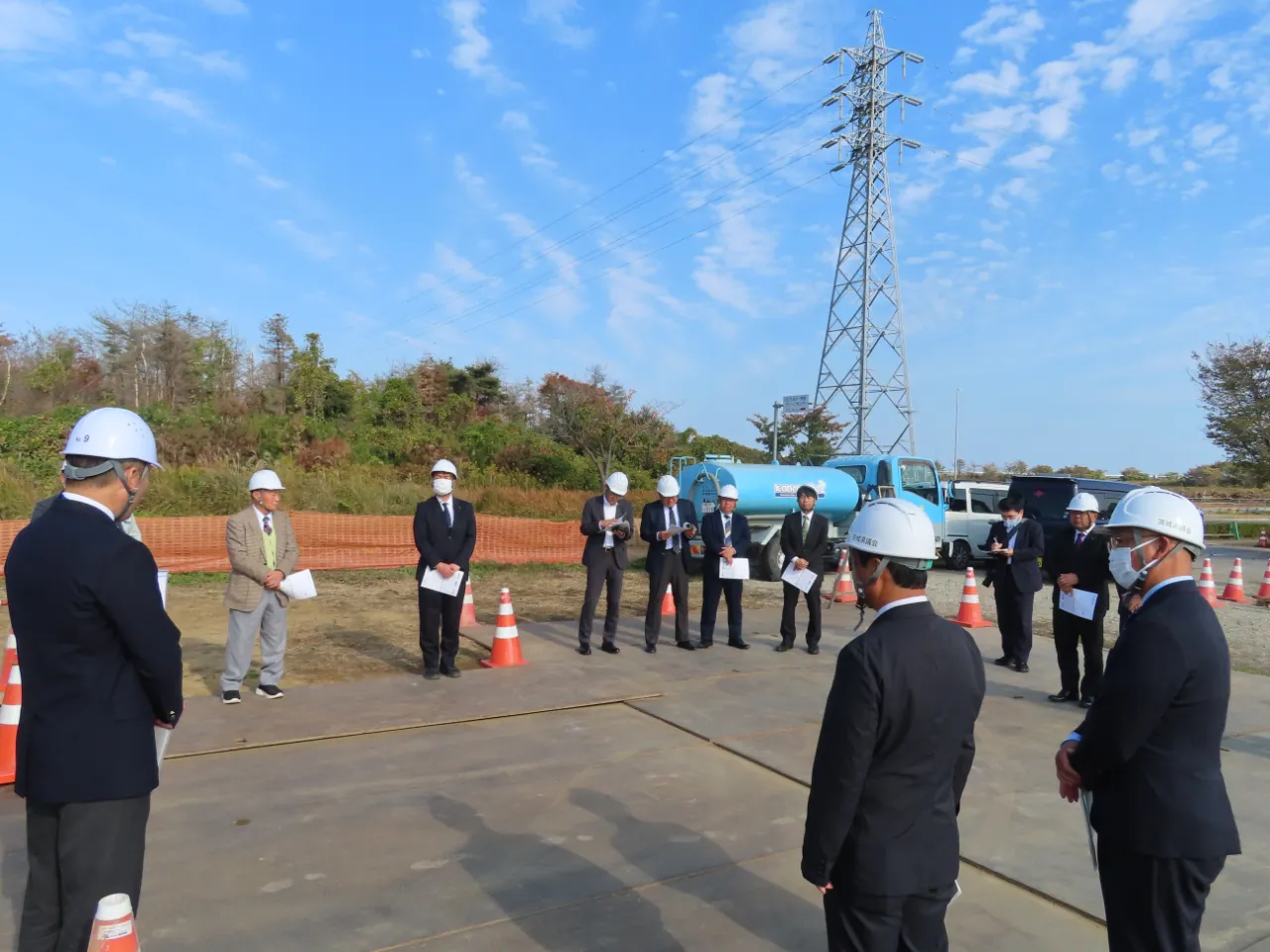 説明を受ける委員の様子