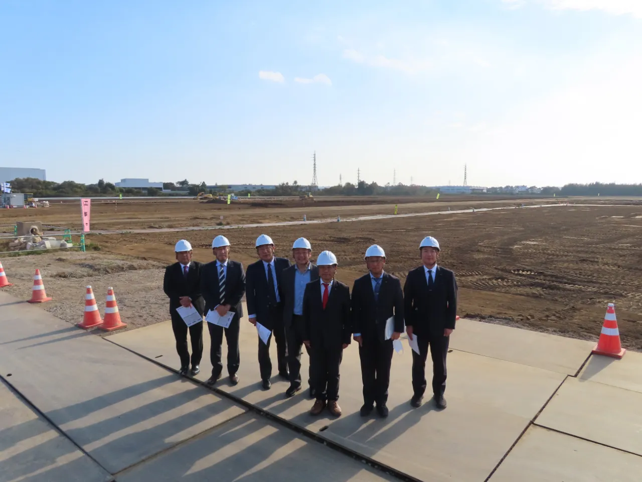 工事現場を視察する委員の様子