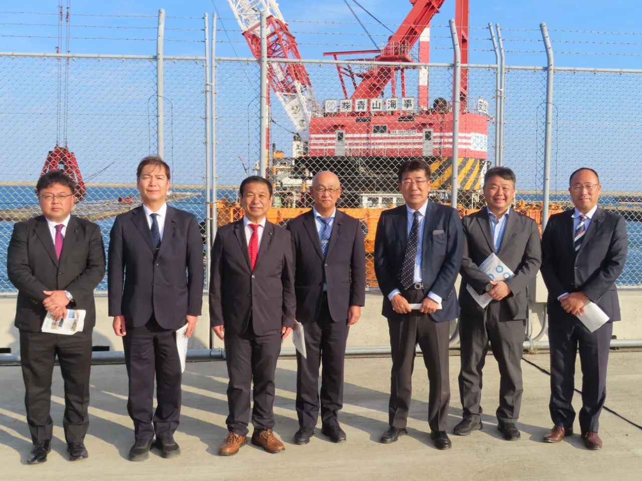 工事現場を視察する委員の様子