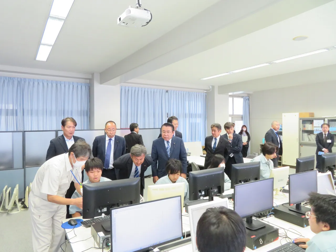 CADの授業を視察する委員の様子