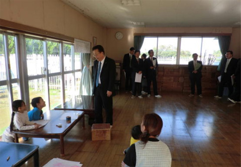 「牛久愛和総合病院」の院内保育施設を視察する保健福祉委員会委員