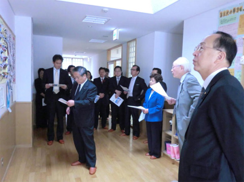 児童養護施設「こどもの里」内を視察する保健福祉委員会委員