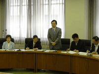 挨拶をする福地委員長