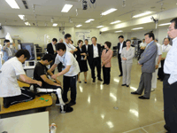 ロボットスーツHALの装着の作業を視察する様子