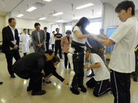 装着した状態での歩行を視察する様子