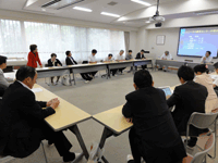 事業概況の説明を受ける様子