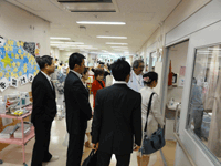 施設内を視察する様子