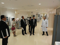 救命救急センターを視察する様子