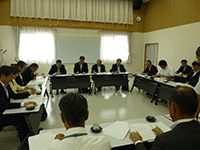 説明を受けている様子
