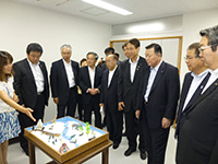 施設内の視察の様子