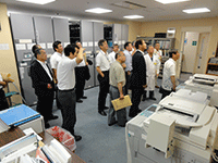 施設の視察の様子