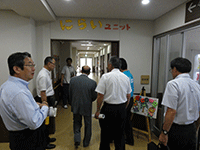 施設の視察の様子