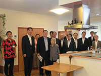 入居者との写真撮影の様子
