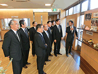 施設内の視察の様子