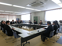 説明を受けている様子