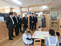 乳児院の視察の様子