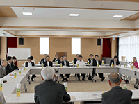 施設について説明を受ける委員の様子