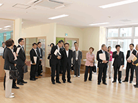 施設内を視察する委員の様子