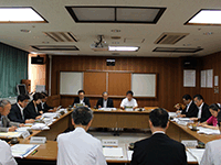 がん医療の取り組みなどについて説明を受ける委員の様子