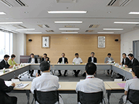 業務内容や課題などについて説明を受ける委員の様子