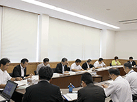 診療所の業務内容について説明を受ける委員の様子