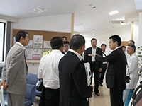 診療所内を視察する委員の様子