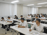 病院の役割，救急医療業務について説明を受ける委員の様子