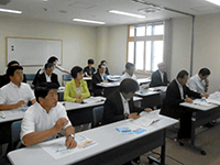 センターの概要について説明を受ける委員の様子