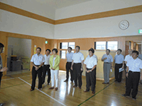 施設内を視察する委員の様子