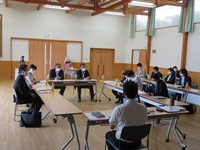 つくば香風寮から説明を受ける委員の様子