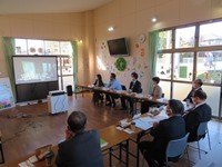 社会福祉法人茨城補成会から 説明を受ける委員の様子