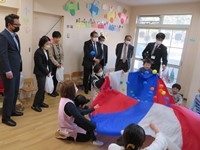 社会福祉法人茨城補成会を 視察する委員の様子