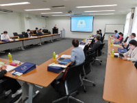 北海道医療大学から 説明を受ける委員の様子 