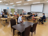 バリアフリーラボを 視察する委員の様子