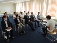 社会福祉法人ゆうゆうから 説明を受ける委員の様子 