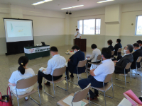 北海道盲導犬協会から 説明を受ける委員の様子 