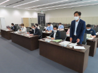 北海道保健福祉部から 説明を受ける委員の様子① 