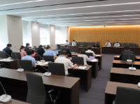 北海道保健福祉部から 説明を受ける委員の様子② 