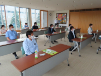株式会社アミノアップから 説明を受ける委員の様子 