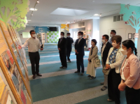 工場及び展示施設を 視察する委員の様子 