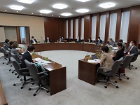 茨城県看護協会から 説明を受ける委員の様子① 