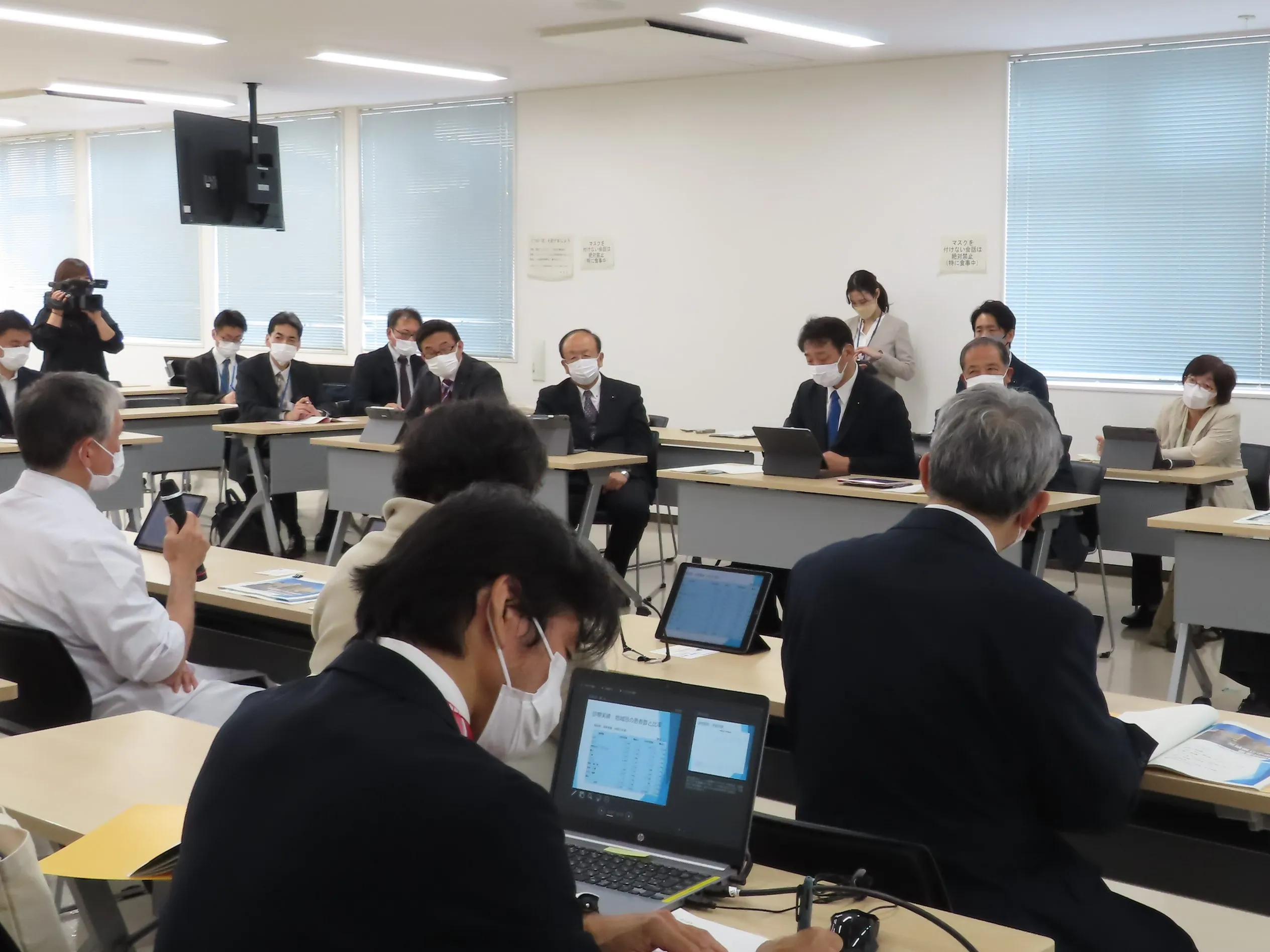説明を受ける委員の様子