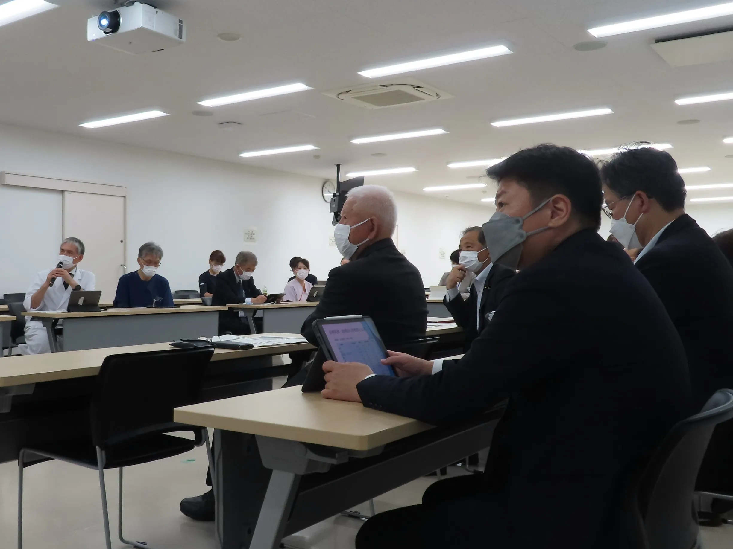 説明を受ける委員の様子