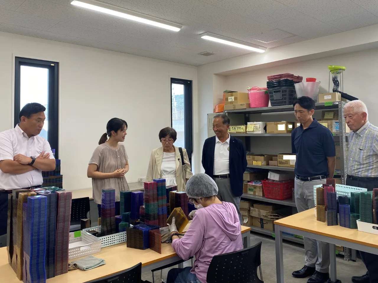 作業を視察する委員の様子