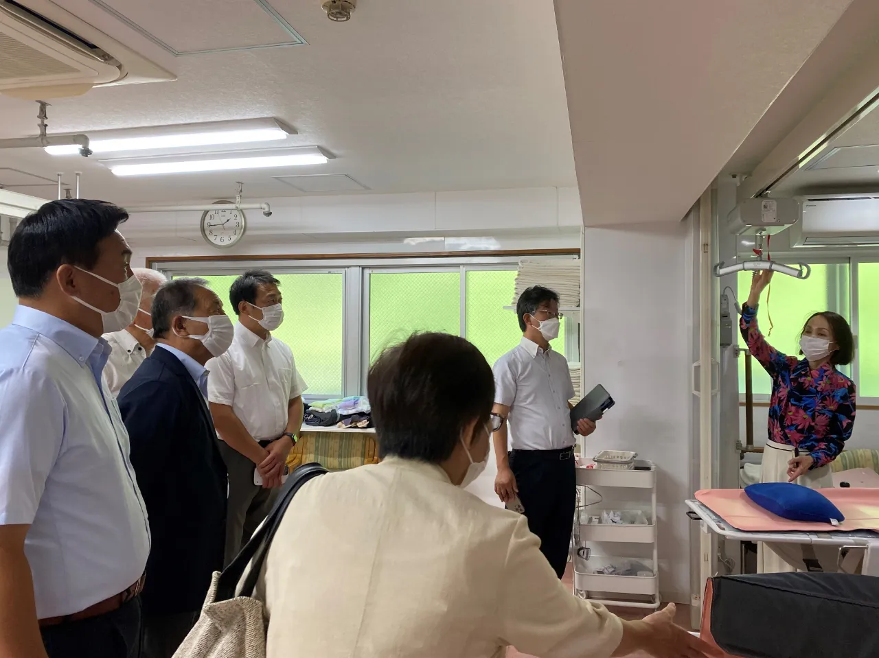 施設を視察する委員の様子