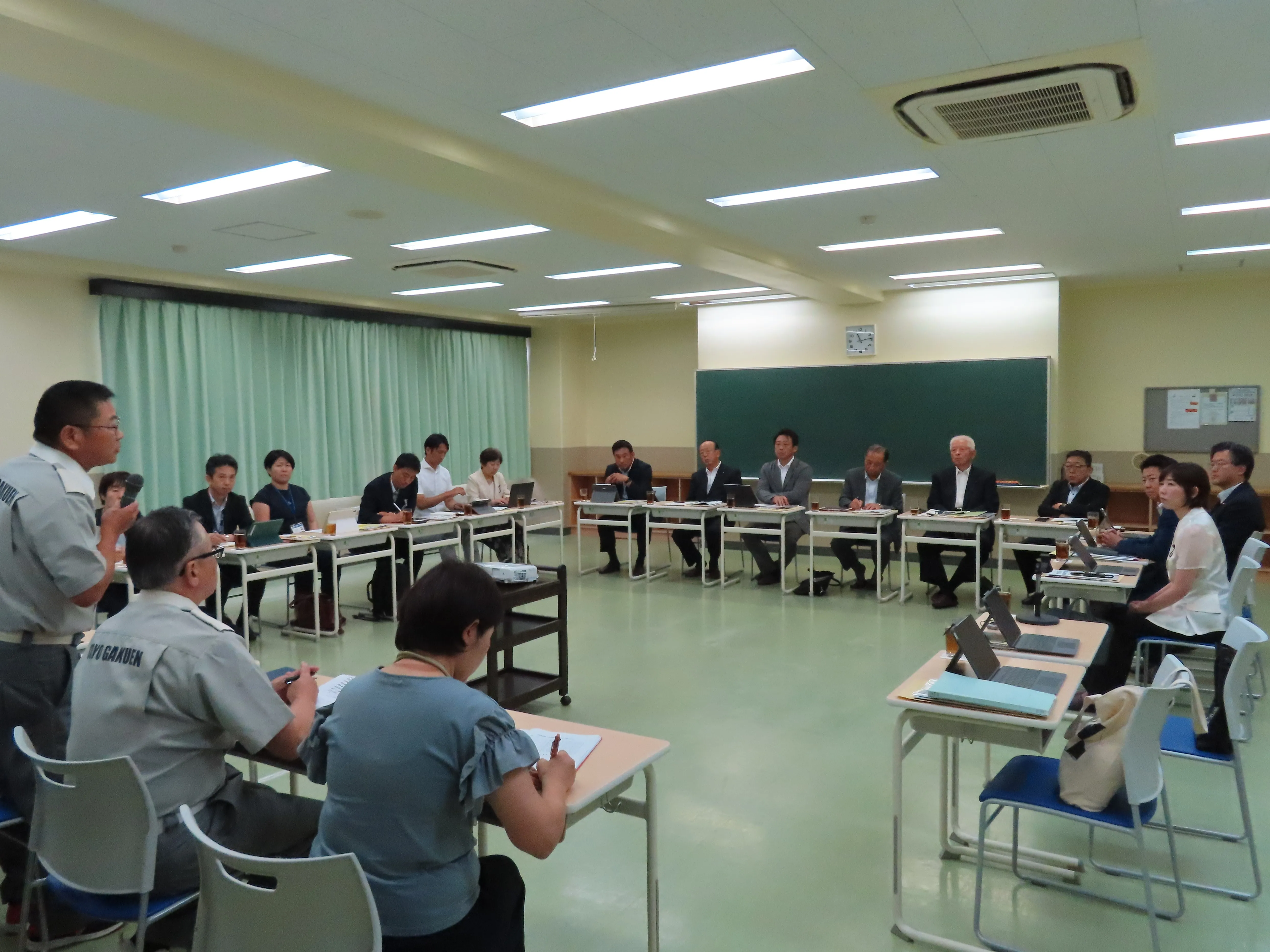 説明を受ける委員の様子