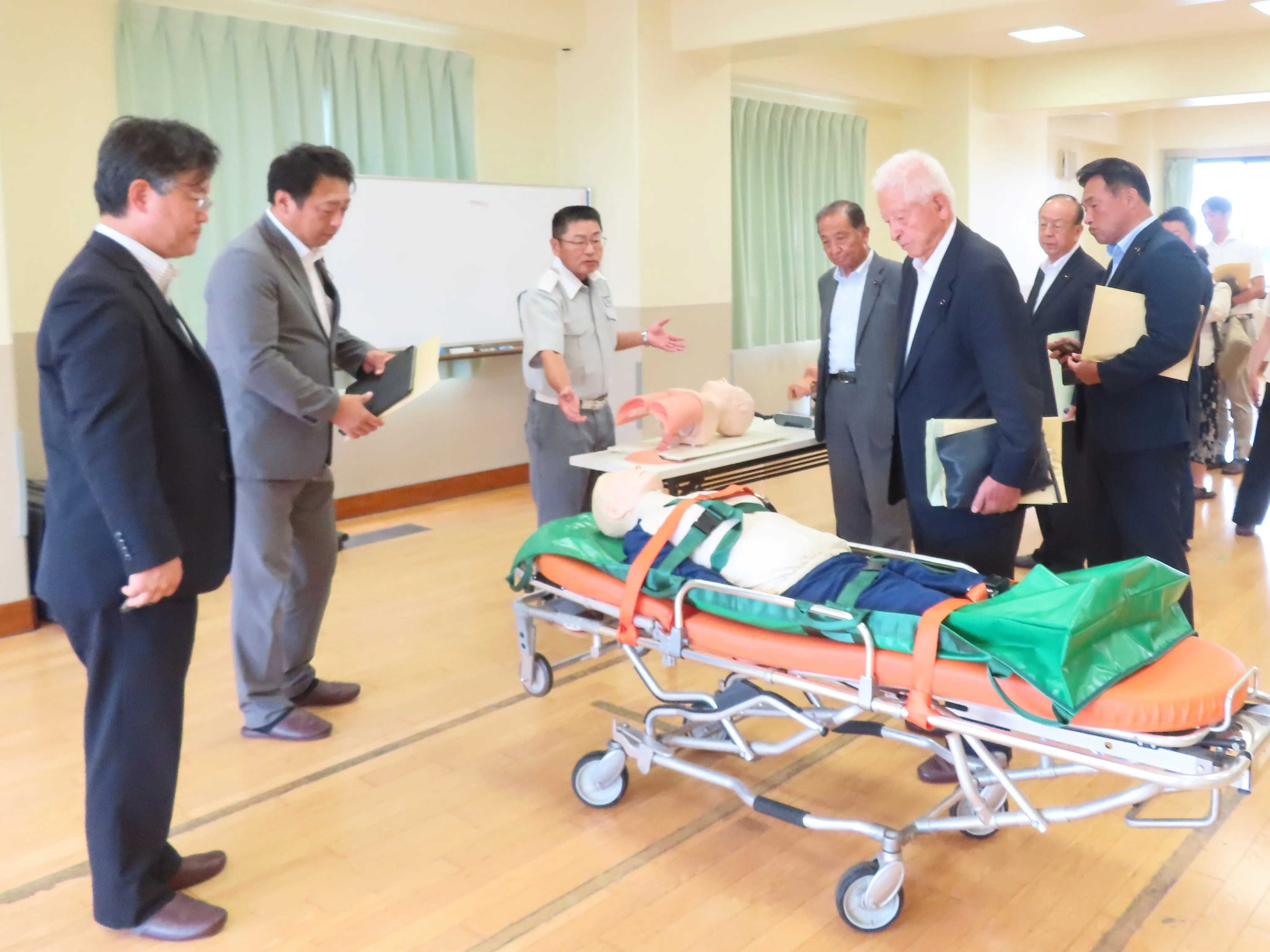 実習用の器材を視察する委員の様子