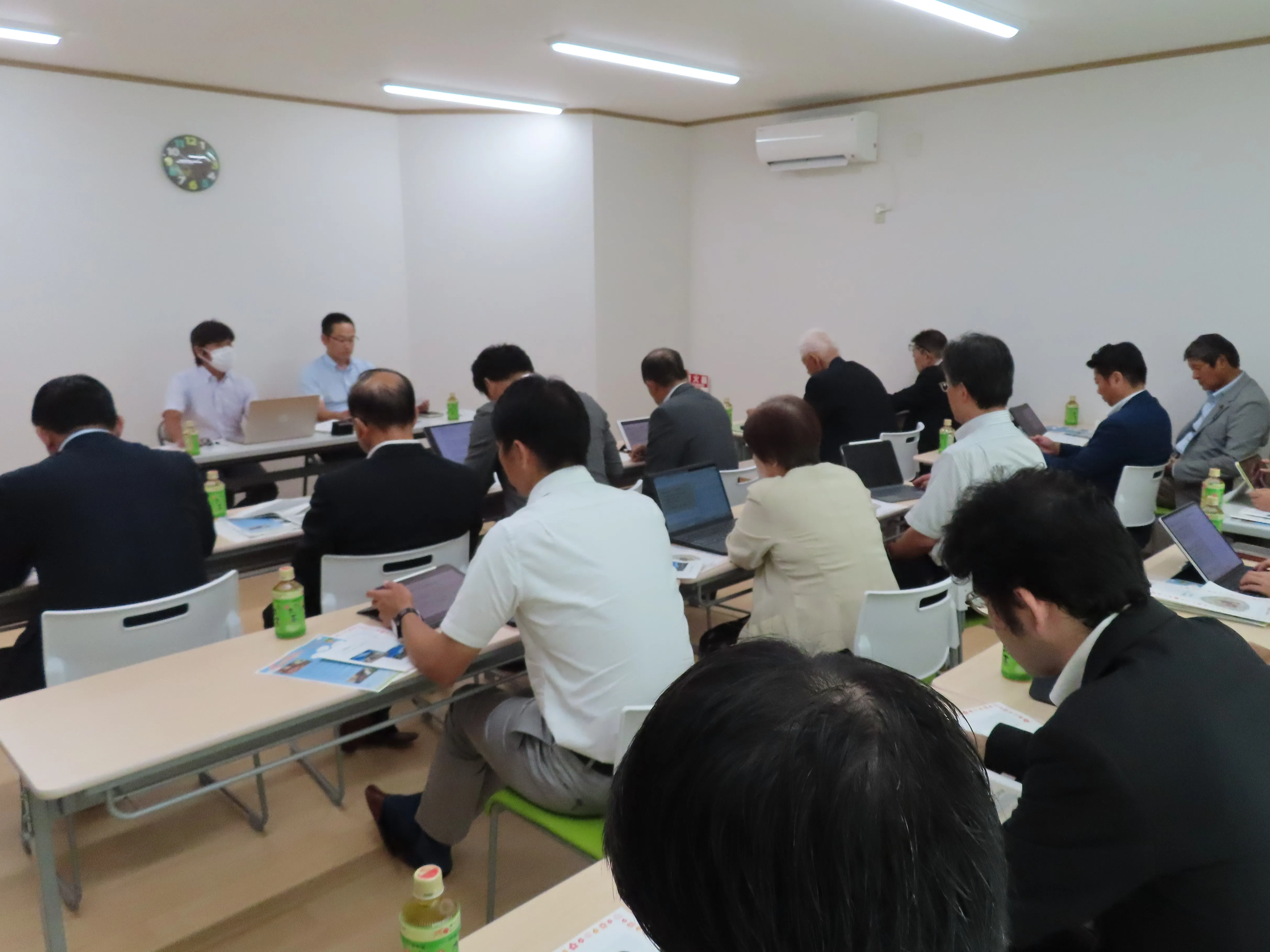 説明を受ける委員の様子