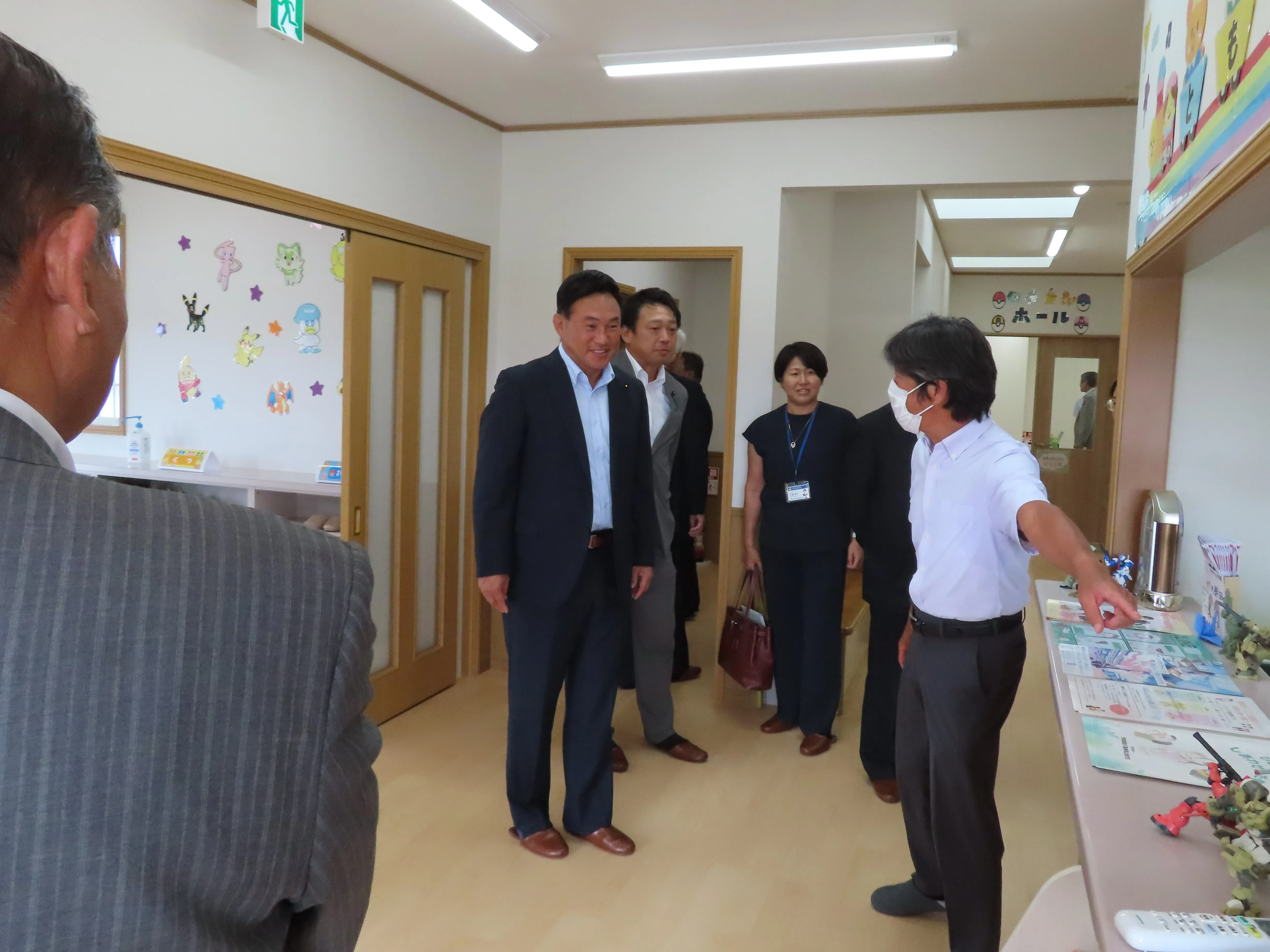 センター内を視察する委員の様子